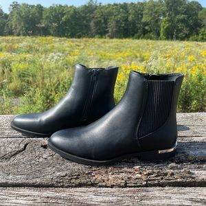 NWT Nine West black zipper ankle flat faux leather booties